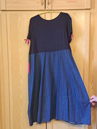 Vestido azul marino con detalles fucsia