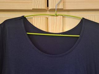 Vestido azul marino con detalles fucsia