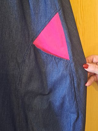 Vestido azul marino con detalles fucsia