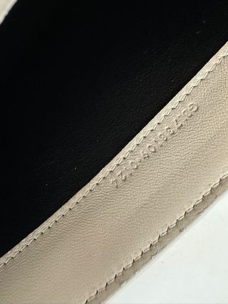 Bolso Saint Laurent Monogram Chain Wallet Beige
