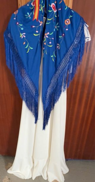 Traje de flamenca y mantón sin estrenar