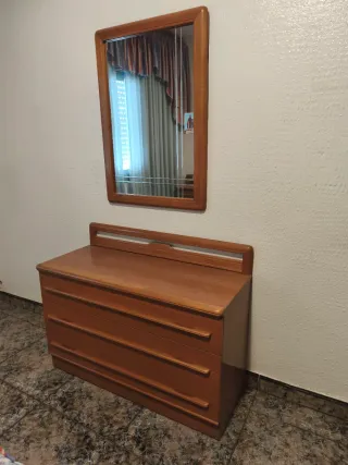 Tocador y espejo de madera