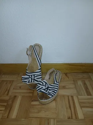 Sandalias de rayas blancas y negras