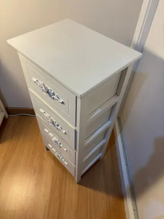 Cajonera blanca con tiradores florales