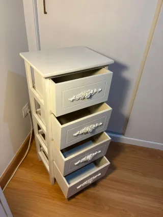 Cajonera blanca con tiradores florales
