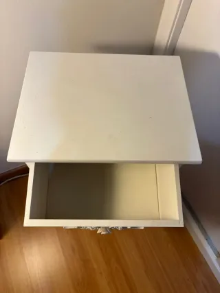 Cajonera blanca con tiradores florales