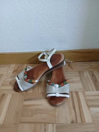 Sandalias blancas con detalles multicolor
