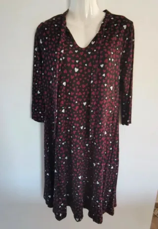 Vestido burdeos con estampado de corazones