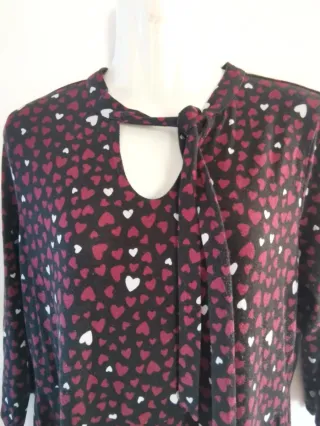 Vestido burdeos con estampado de corazones