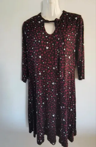 Vestido burdeos con estampado de corazones
