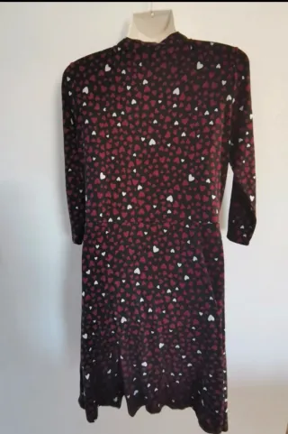 Vestido burdeos con estampado de corazones