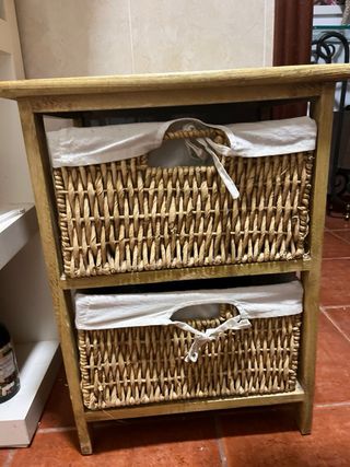 Cajonera de madera con cestas de mimbre