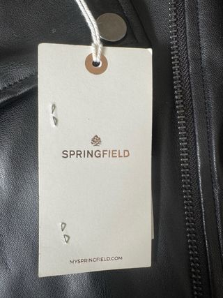 Cazadora cuero negra con etiquetas