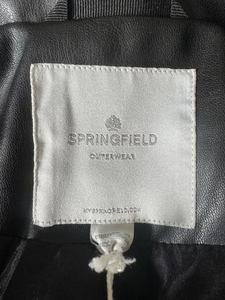 Cazadora cuero negra con etiquetas