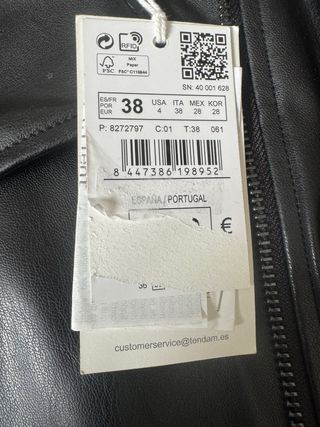 Cazadora cuero negra con etiquetas