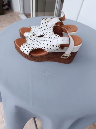 Sandalias de verano blancas y marrones