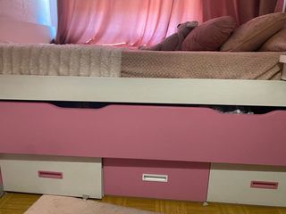 Mueble de habitación rosa