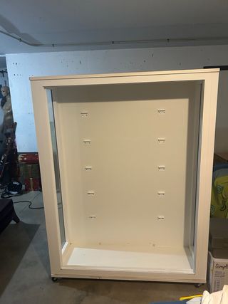 Estantería blanca con puertas de cristal