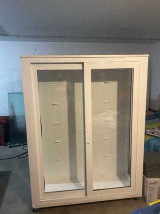 Estantería blanca con puertas de cristal