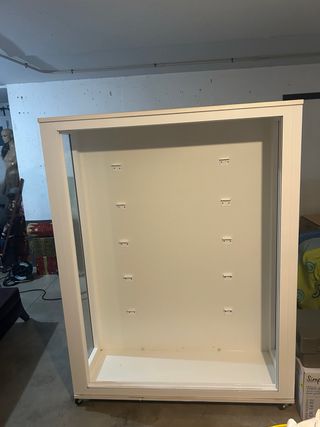 Estantería blanca con puertas de cristal
