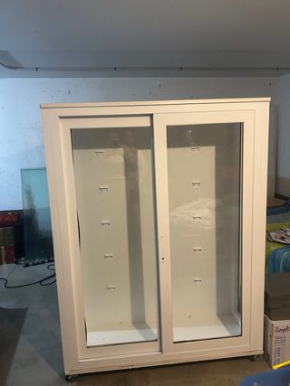 Estantería blanca con puertas de cristal