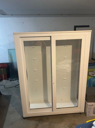 Estantería blanca con puertas de cristal