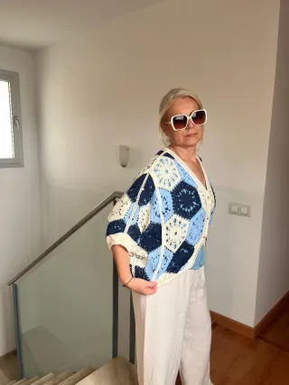 Sweter de punto azul y hueso