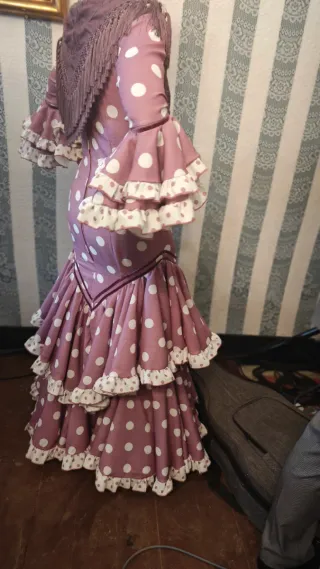 Traje de flamenca rosa con lunares blancos