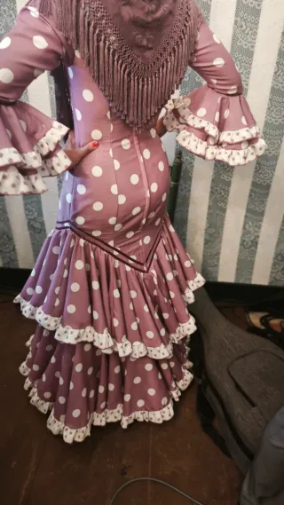 Traje de flamenca rosa con lunares blancos