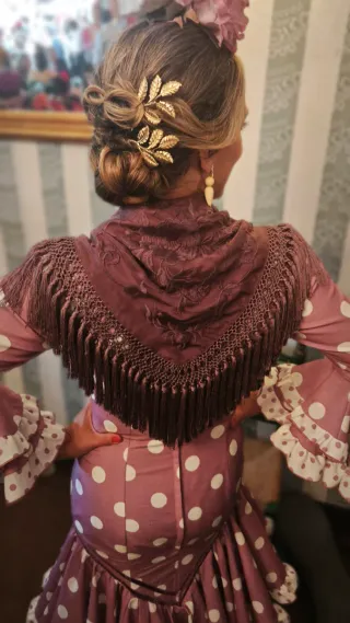 Traje de flamenca rosa con lunares blancos