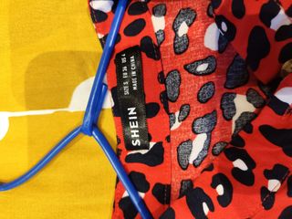 Vestido largo rojo estampado animal