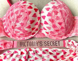 Conjunto Victoria's Secret rosa corazones