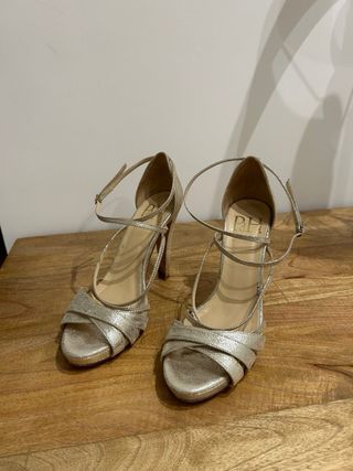 Zapatos de tacón dorados para mujer