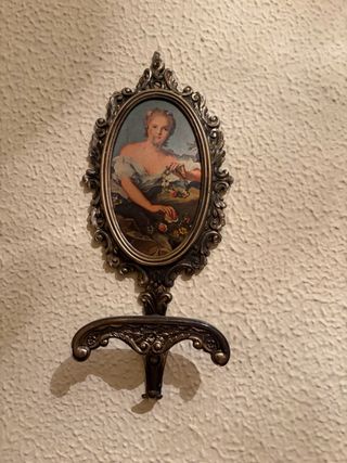 Percheros decorativos vintage con mini cuadros