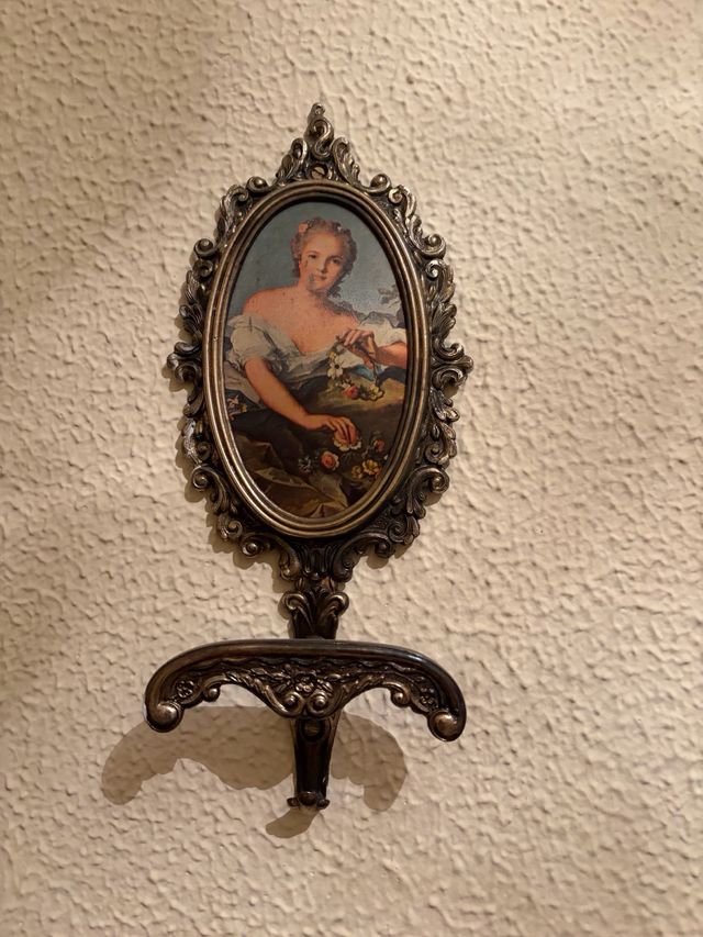 Percheros decorativos vintage con mini cuadros