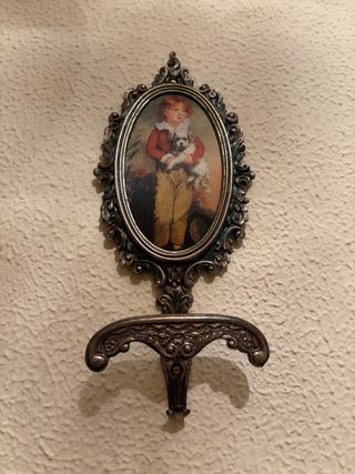 Percheros decorativos vintage con mini cuadros