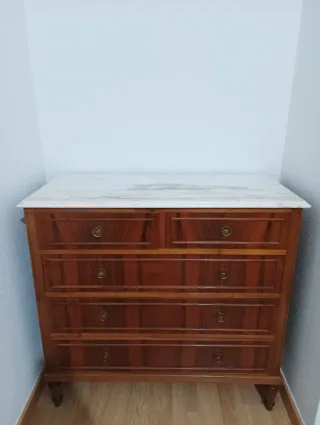 Cómoda de madera y mármol