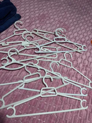 Confezione da 10 appendiabiti bianchi