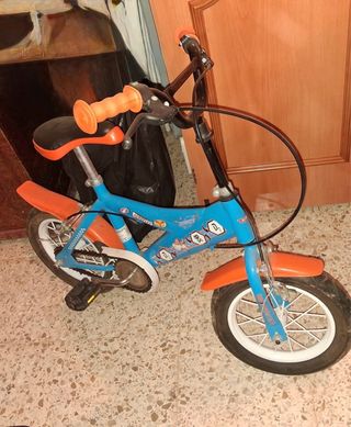 Bicicleta infantil azul y naranja