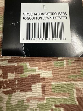 Pantaloni mimetici beige e verdi