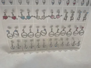 36 Pendientes de Acero con Diseños Variados