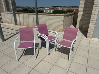 Sillas de exterior color rosa y blanco