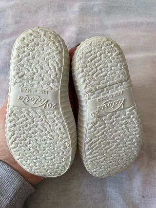 Ténis de bebé vermelhos com sola branca