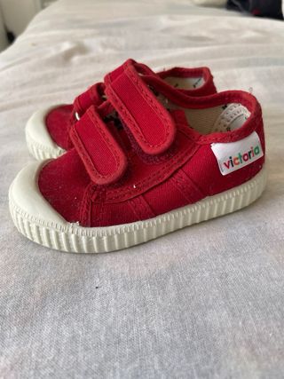 Ténis de bebé vermelhos com sola branca