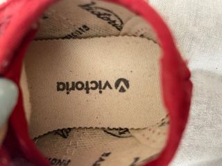 Ténis de bebé vermelhos com sola branca