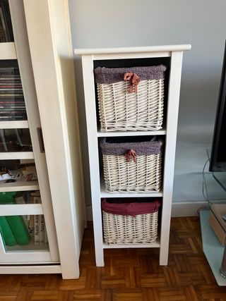 Mueble organizador blanco con cestas