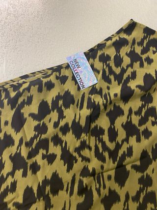 Blusa verde y negra con estampado animal