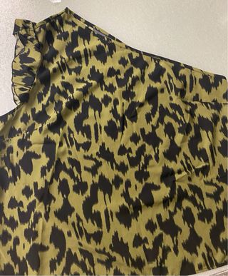 Blusa verde y negra con estampado animal