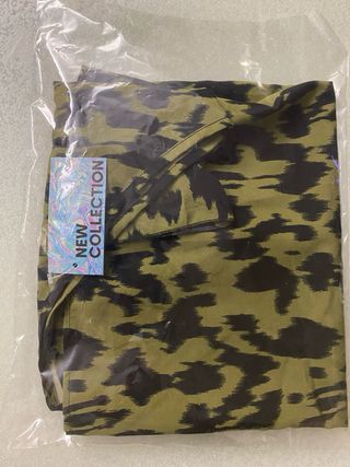 Blusa verde y negra con estampado animal