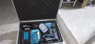 Taladro Makita y accesorios  con 3 baterías